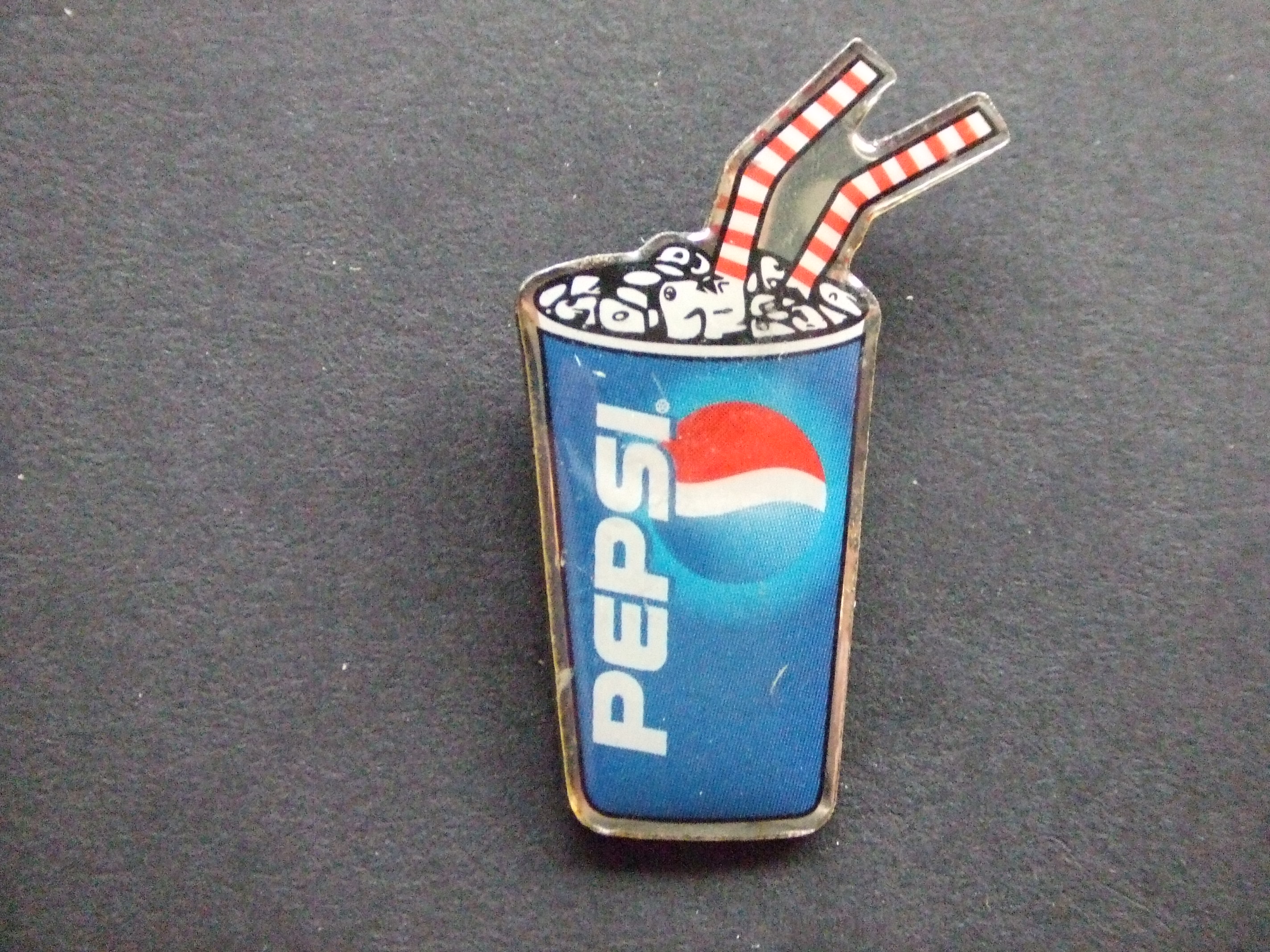 Pepsi Cola drinkbeker met ijs en rietjes